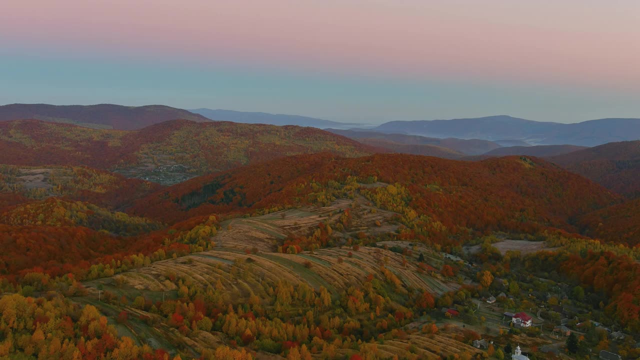 风景如画的山景与喀尔巴阡山脉附近的村庄视频素材