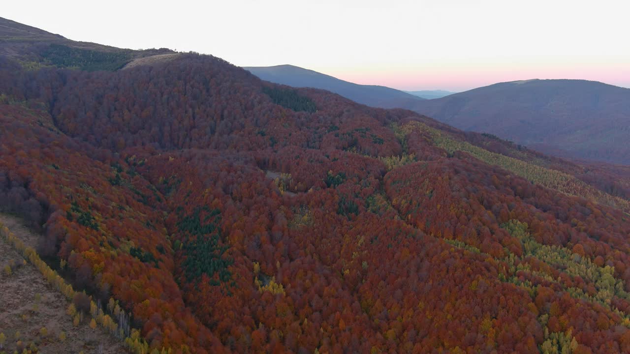 一个秋天的早晨，风景如画的山区小村庄视频素材