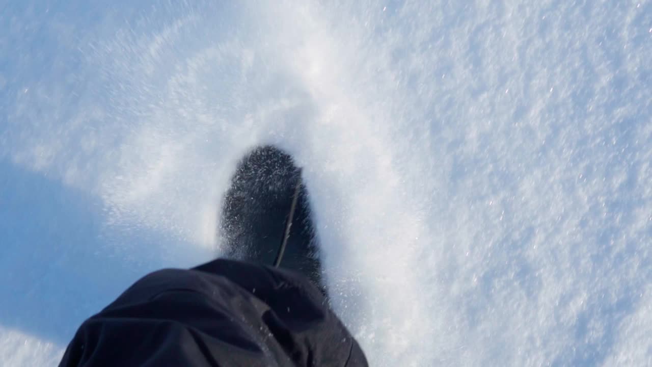 脚在雪地里走着。游客在雪地上徒步冬雪之旅。慢动作视频。视频素材