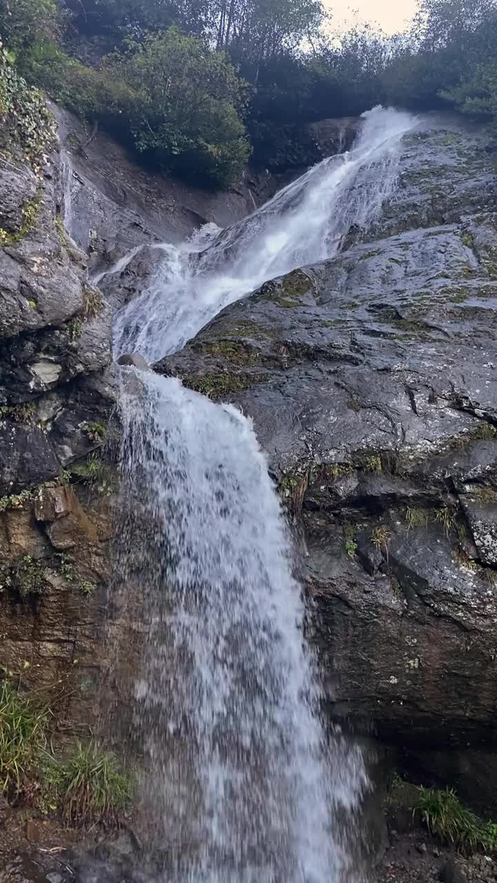 和平的瀑布视频素材