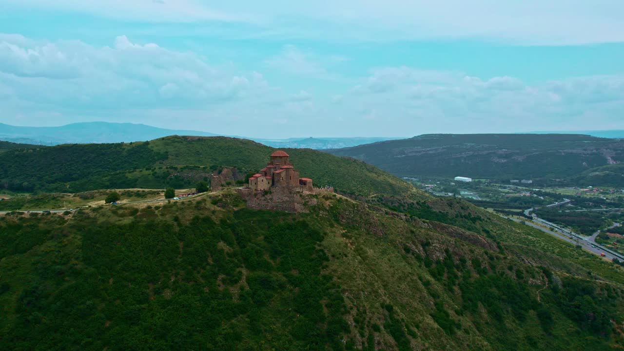 以山和蓝天为背景的佛寺。Mtskheta的主要吸引力视频素材