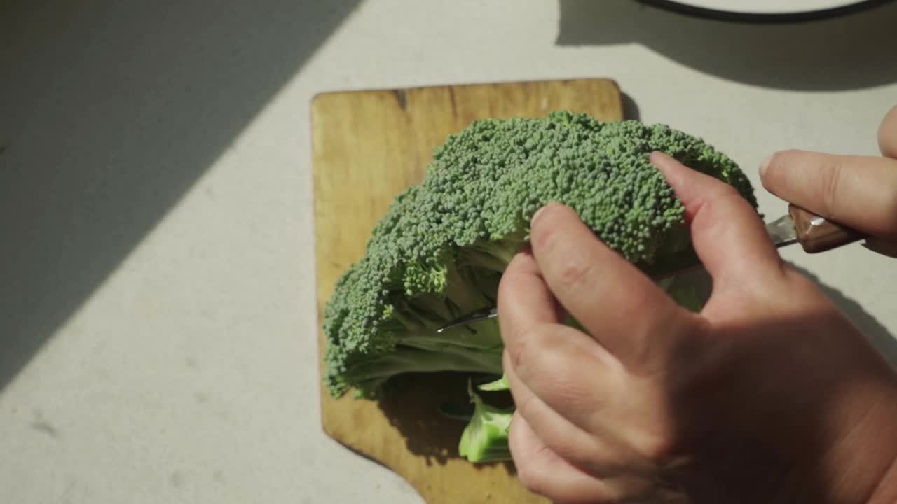 把新鲜的西兰花切好放在厨房的桌子上。视频素材