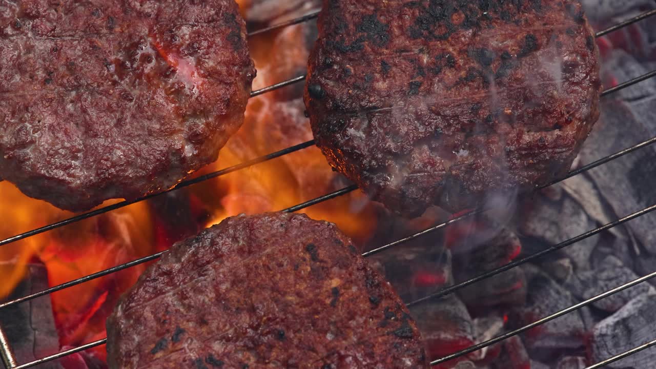 在烧烤架上为汉堡包烤牛肉汉堡视频下载