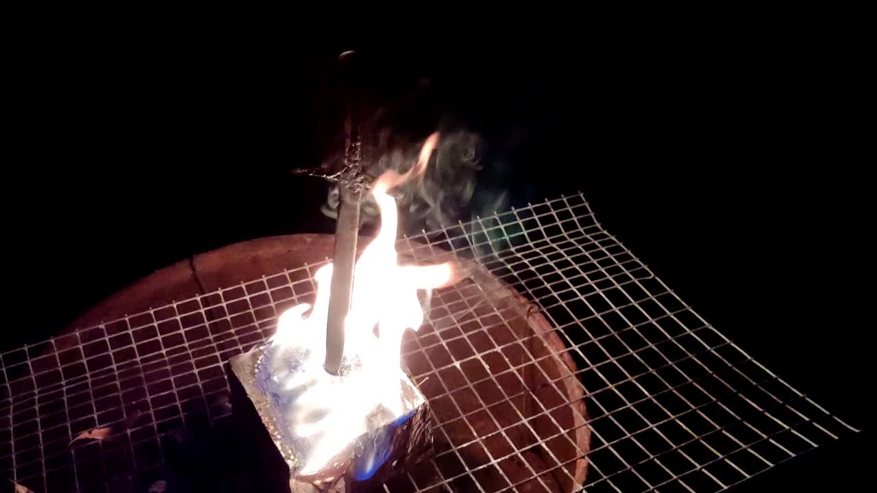 小小的篝火在黑暗中燃烧视频素材