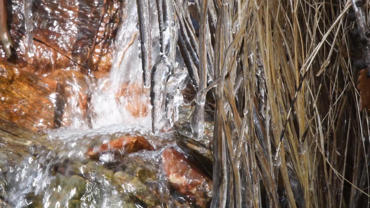 小溪、草地和冰，意大利格兰帕拉迪索国家公园视频素材