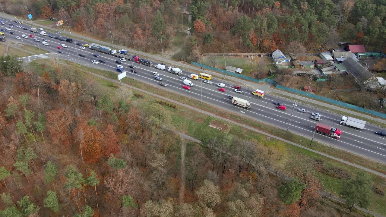 城外高速公路上的车辆。视频素材