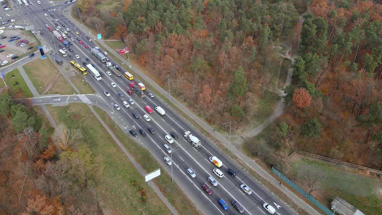 城外高速公路上的车辆。视频素材