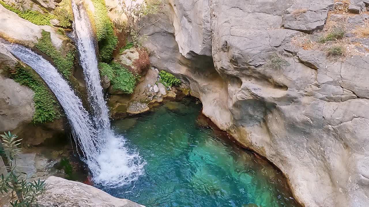 山区峡谷瀑布，落水，慢动作视频素材