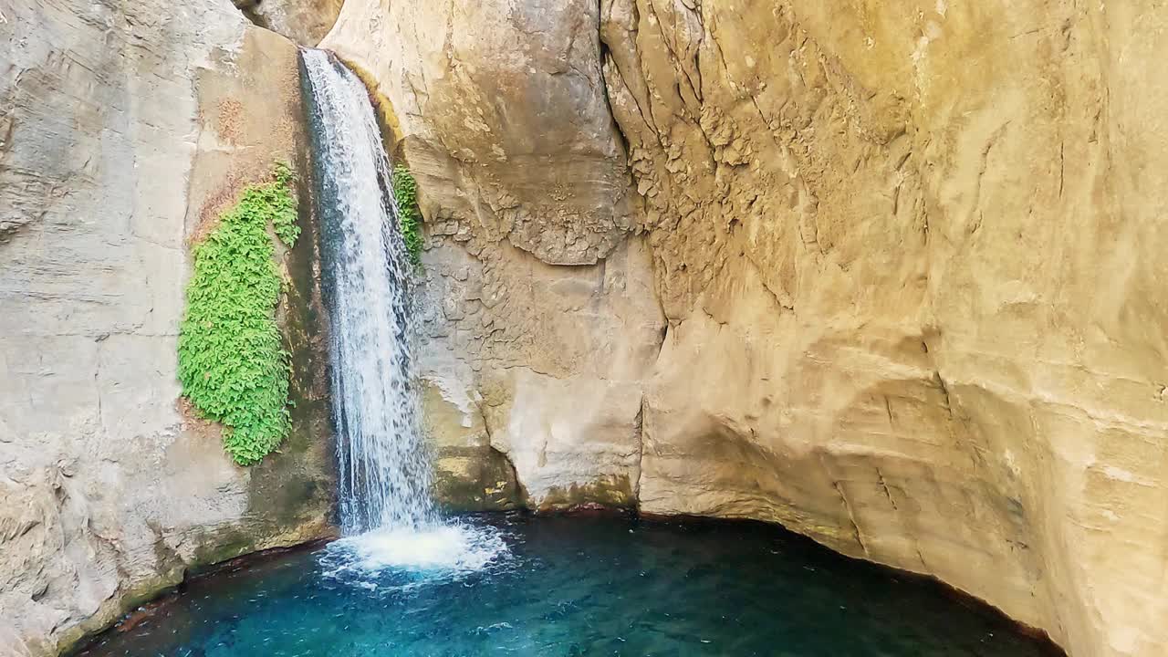 高山峡谷高瀑布，流水，慢动作。视频素材