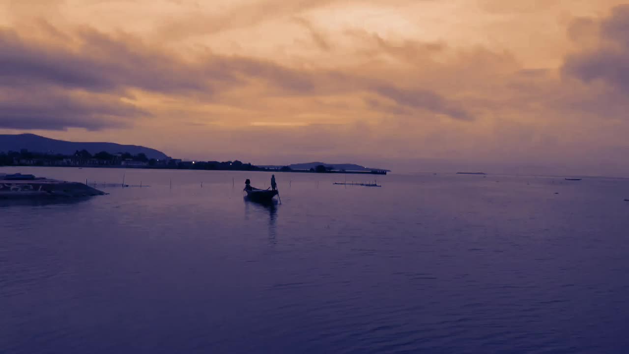 美丽的湖日落景色，其中一艘船移动视频素材