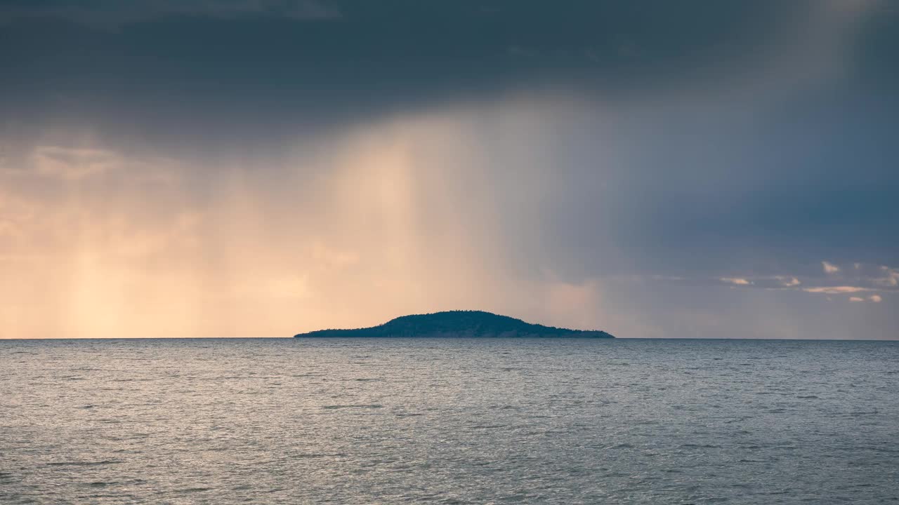 时间流逝的戏剧性雨云在岛屿上的海洋欧兰，瑞典视频下载