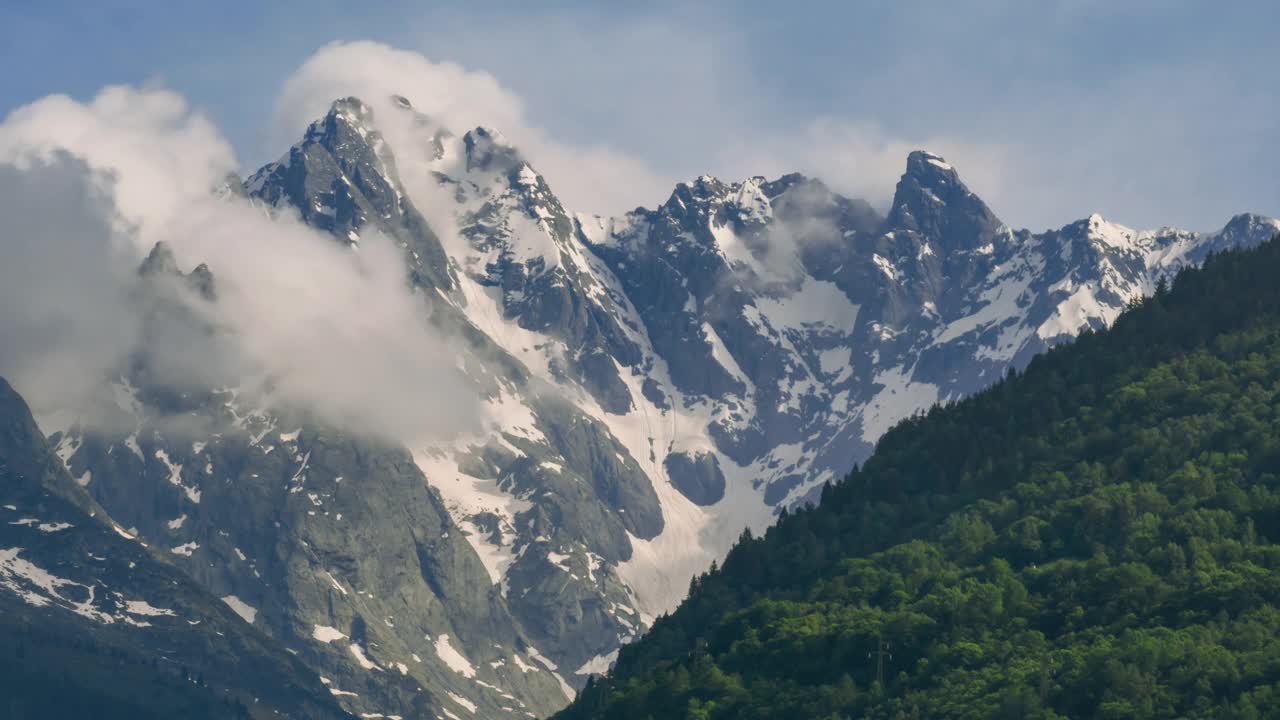 壮观的云移动的时间流逝在雄伟的雪山山峰。
Valtellina,意大利阿尔卑斯山。视频素材