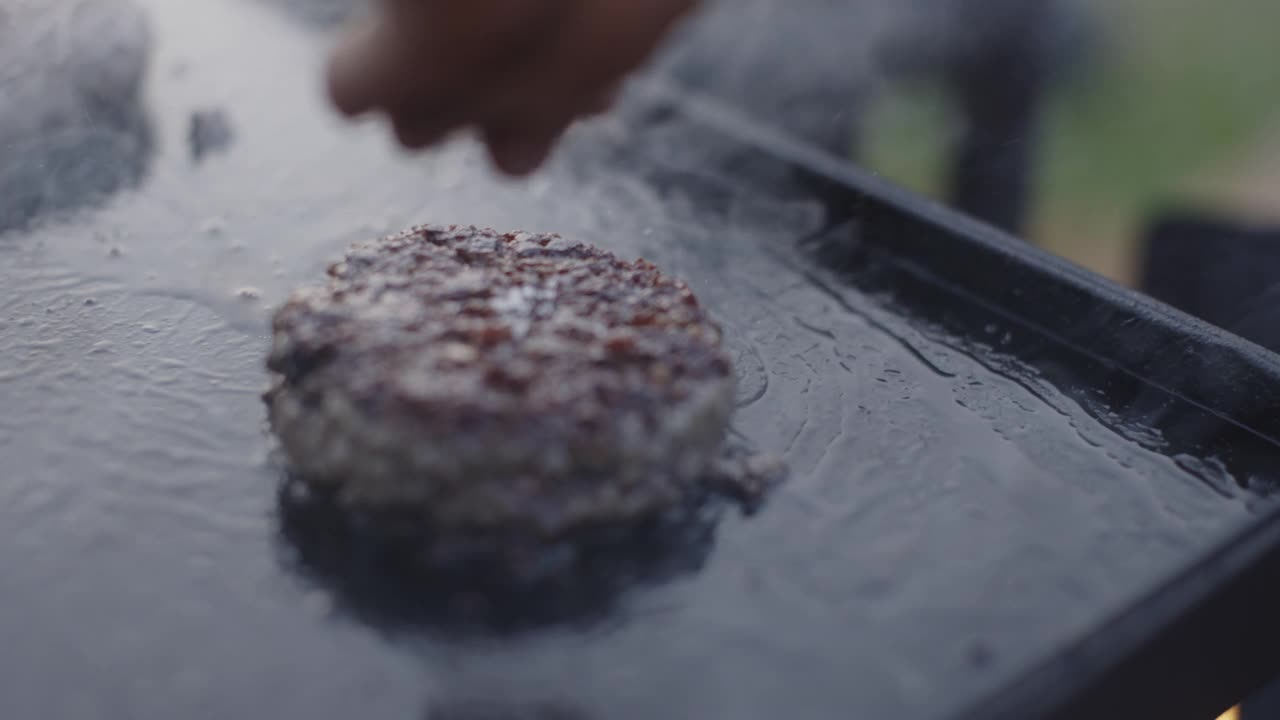 把盐放在汉堡肉饼上视频素材