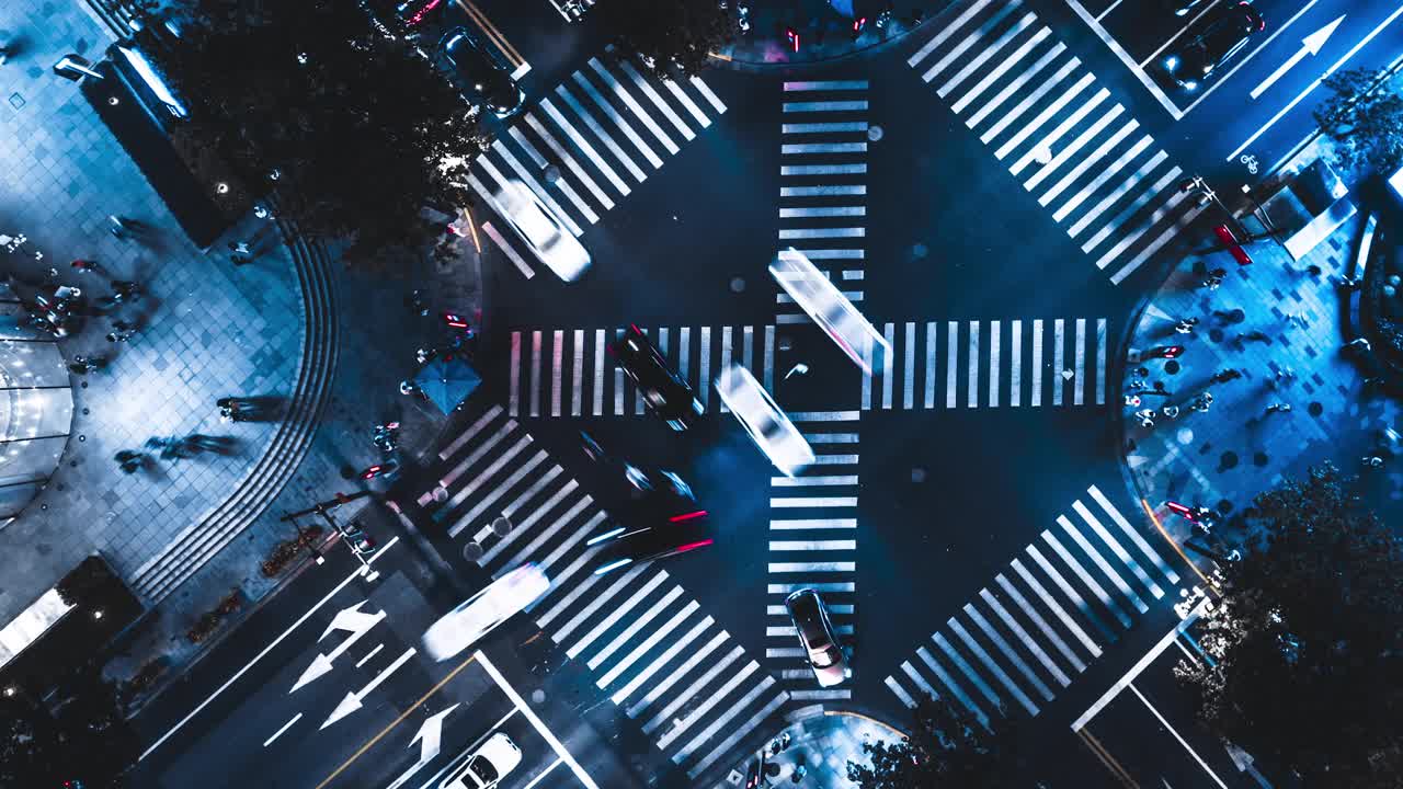 T/L PAN无人机点在城市街道十字路口的夜晚视频素材