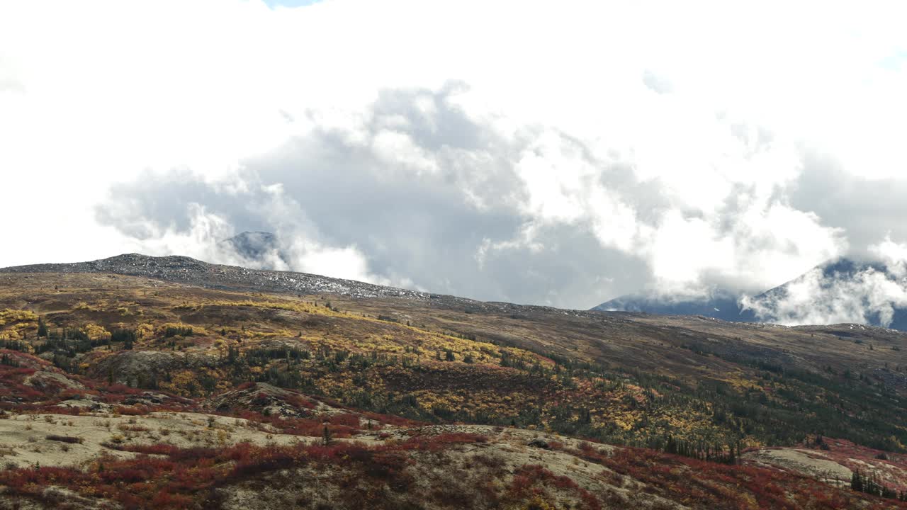 高山苔原上令人惊叹的山景视频素材