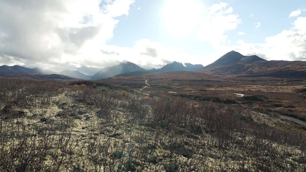 高山苔原上令人惊叹的山景视频素材