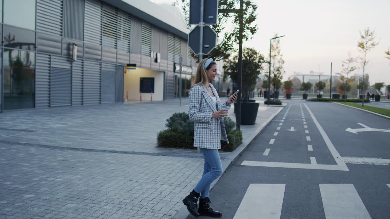 女商人在户外喝咖啡视频素材