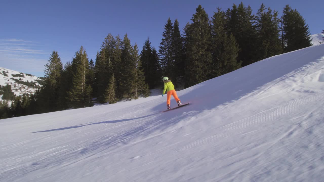 滑雪女孩在瑞士阿尔卑斯山的雪公园里跳跃。视频素材