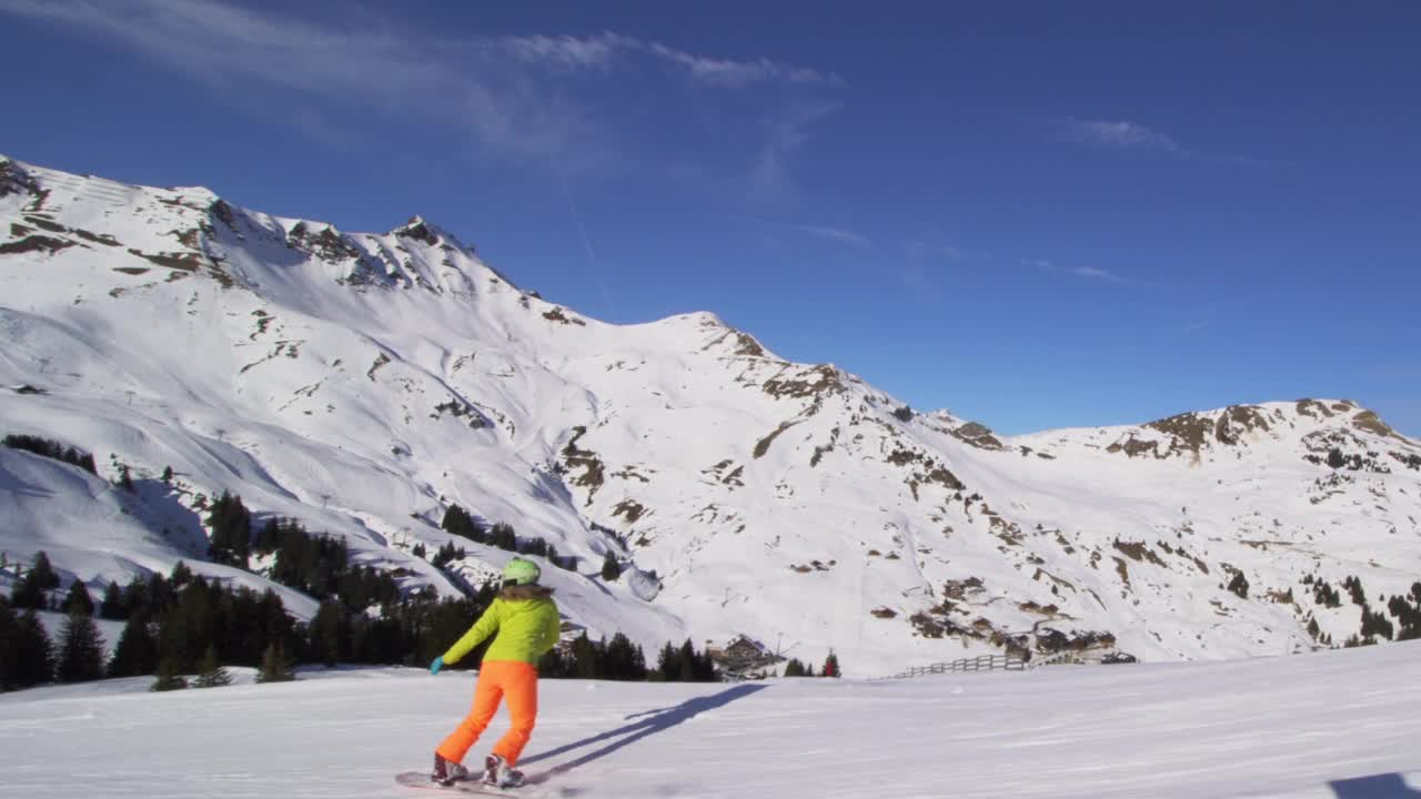 滑雪女孩在瑞士阿尔卑斯山的雪公园里跳跃。视频素材