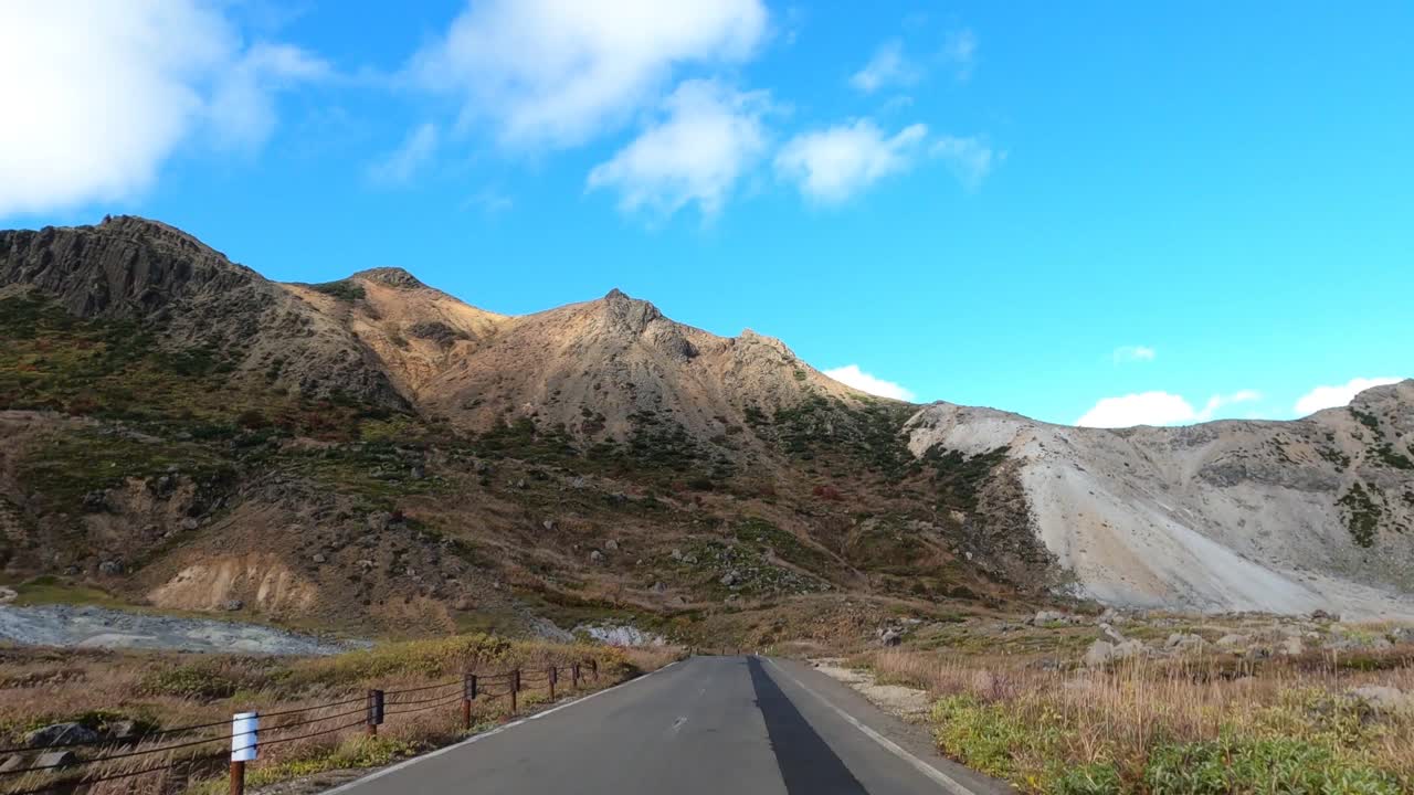 行驶在美丽的秋叶山道上，后视图视频素材