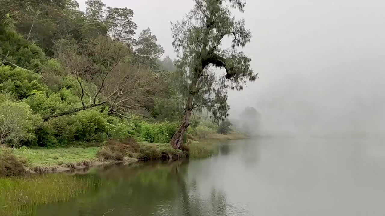 浓雾弥漫的拉努·雷古洛湖视频素材