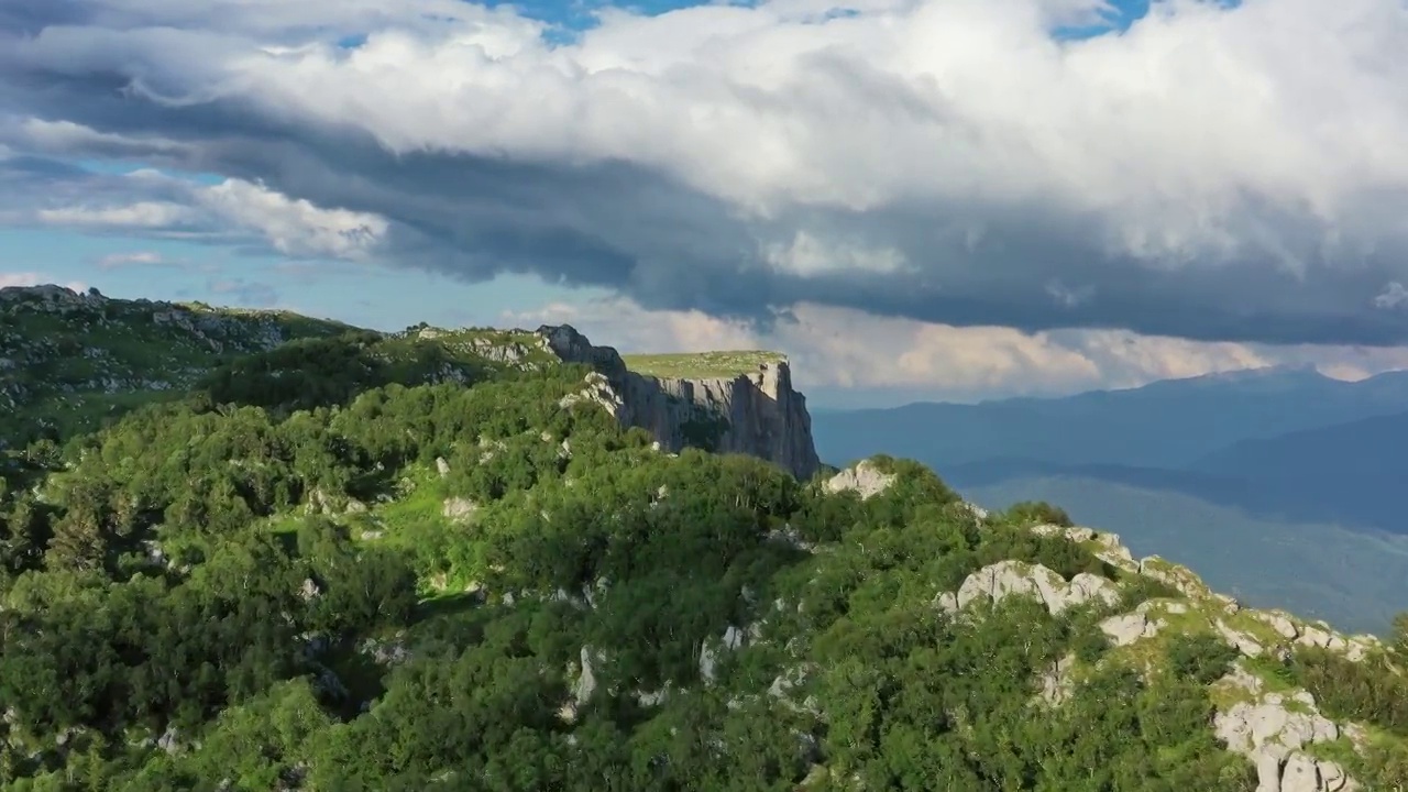 高加索山脉的夏季景观视频素材