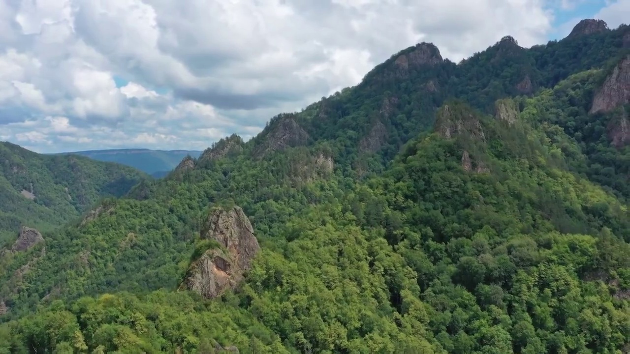 夏季高加索山脉的山坡视频素材