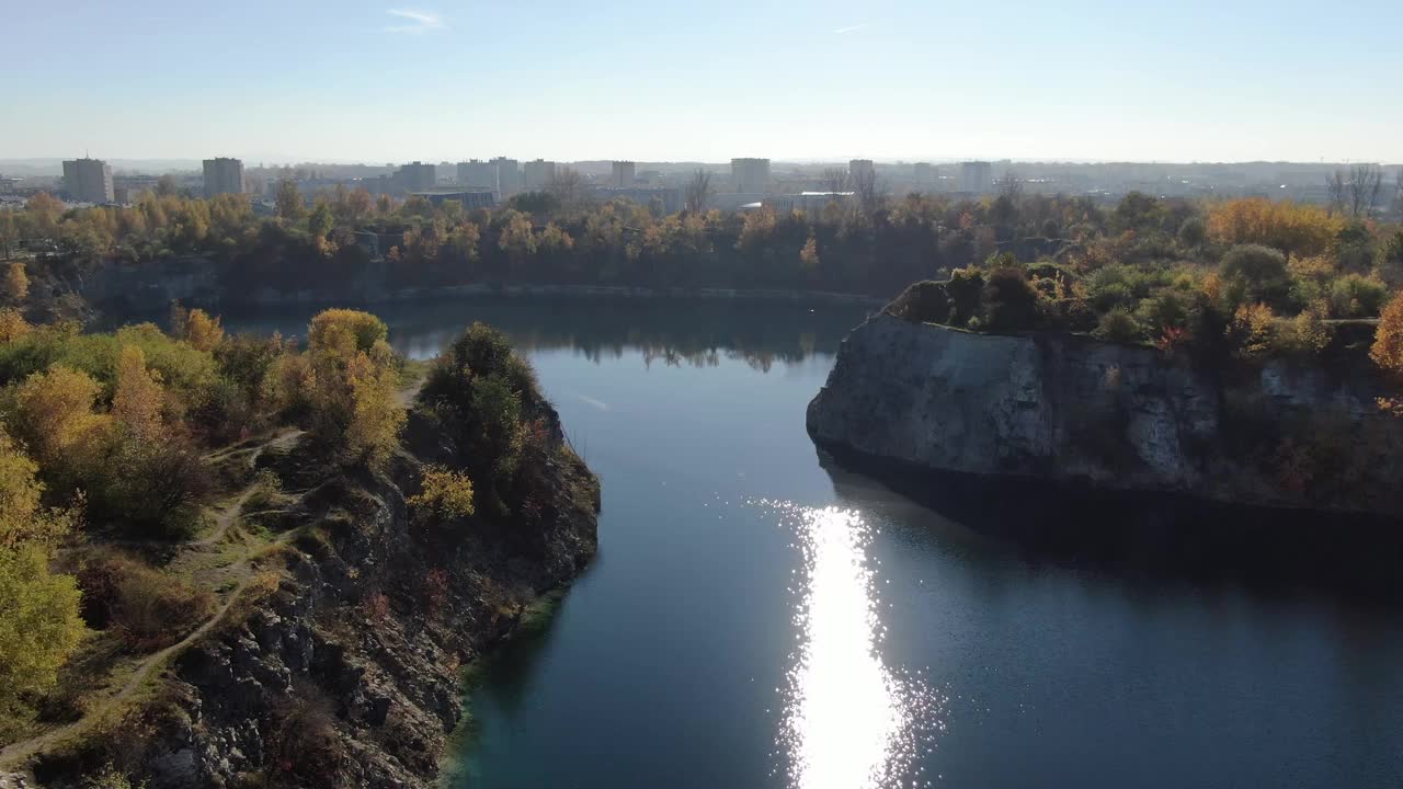 在欧洲波兰克拉科夫的Zakrzowek采石场和著名的潜水点上空低空飞行视频素材