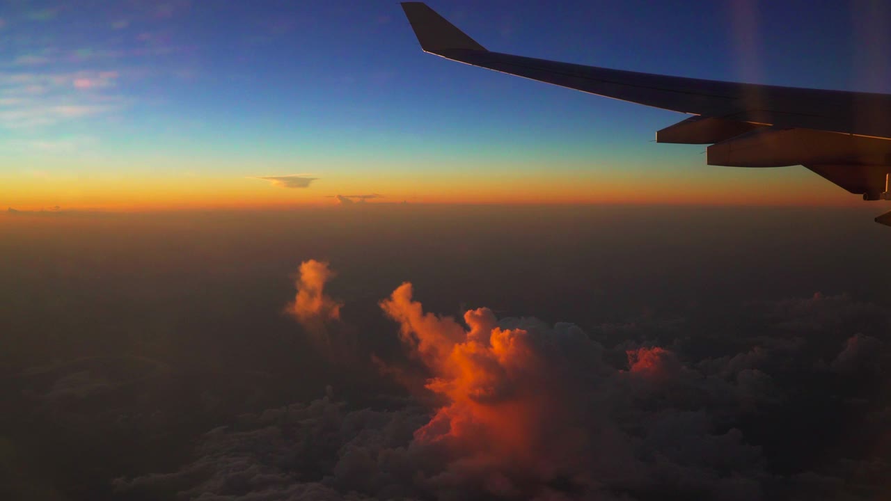 从飞机上看到美丽的夕阳视频素材