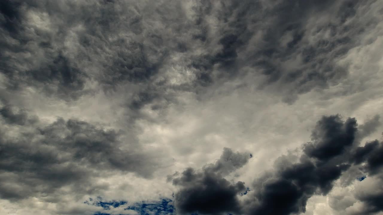 雷雨来临前，天空乌云密布，延时4k。下雨的灰色天空。视频素材