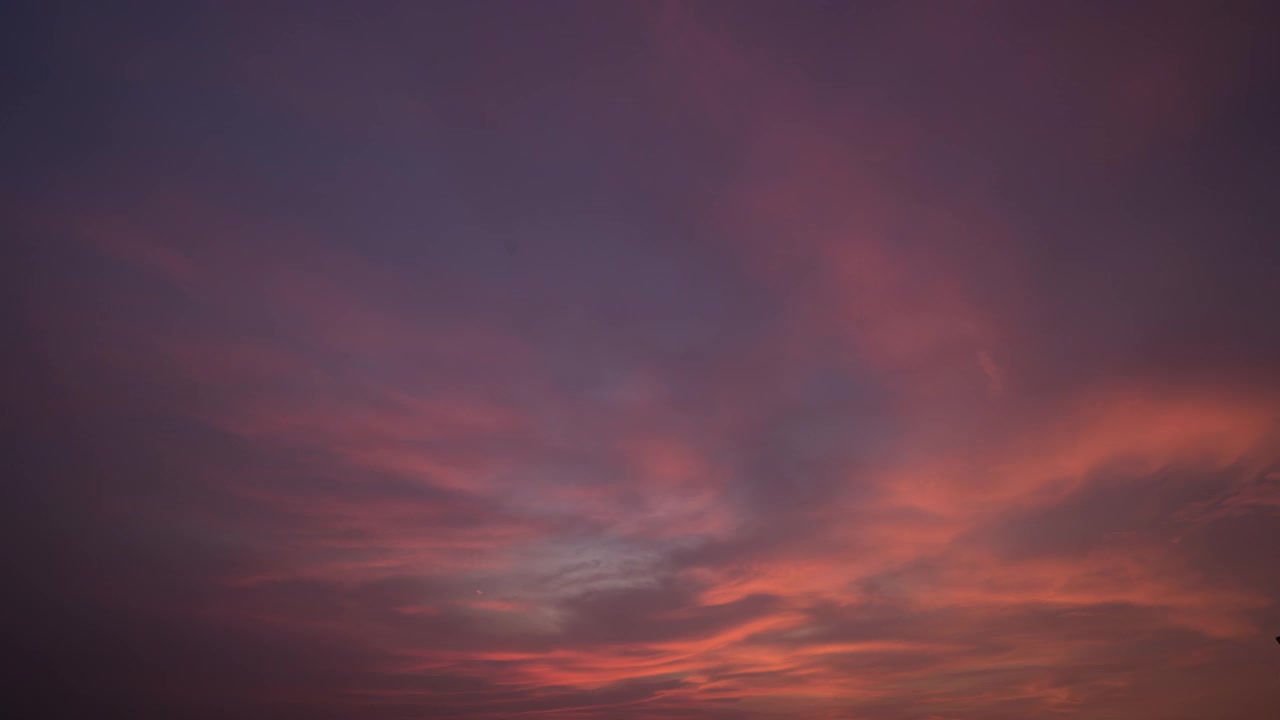 时间流逝的日落天空。抽象的自然背景。戏剧性的蓝色与橙色的彩云在黄昏时间。视频素材