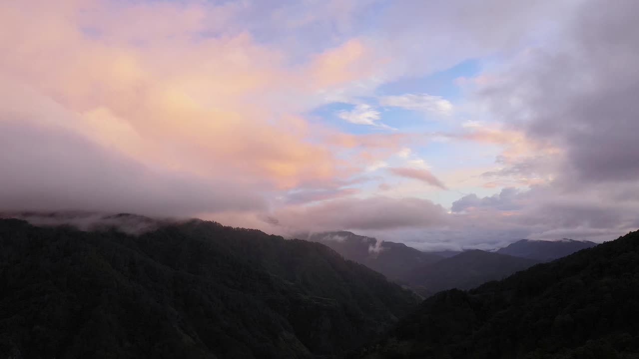 傍晚的山地景观和热带雨林。菲律宾吕宋岛的科迪勒拉山脉，鸟瞰图视频素材