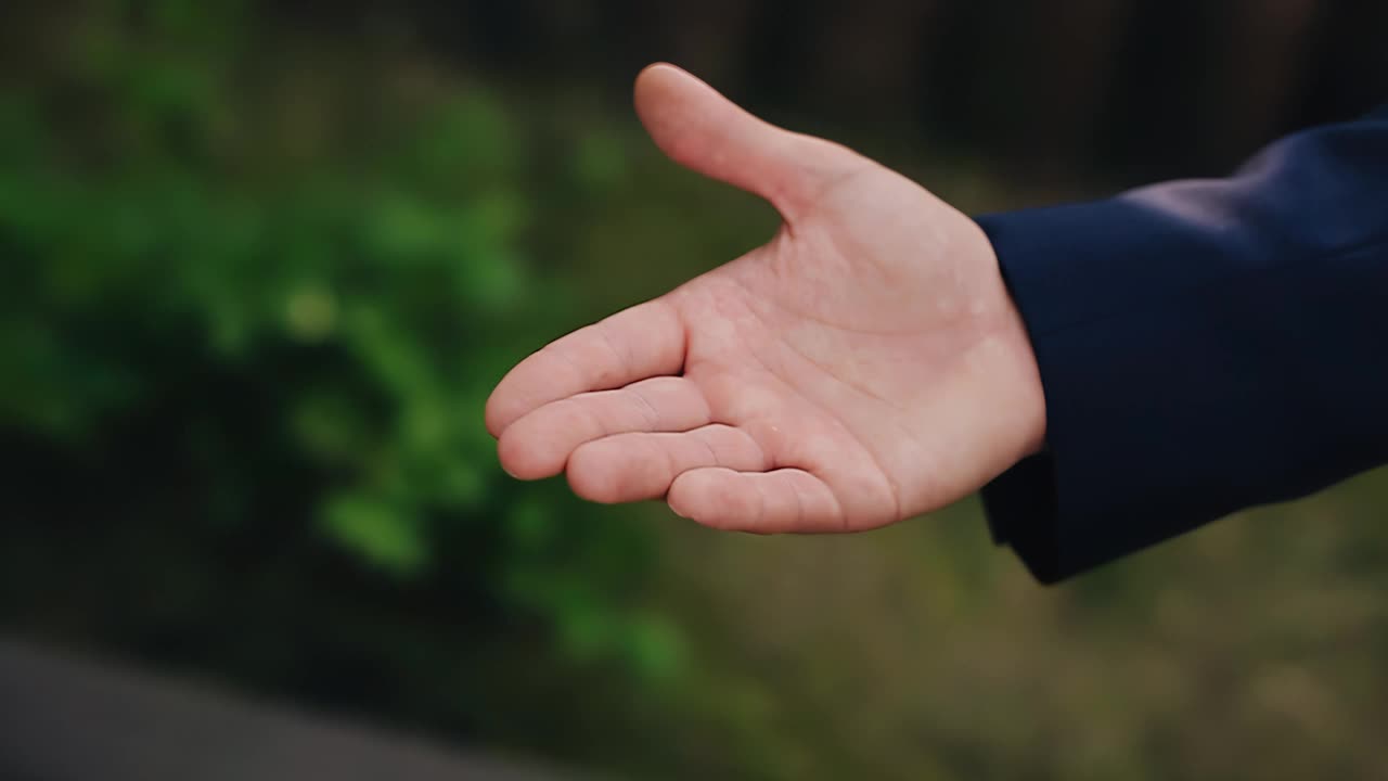 女孩把她的手拉到她的男人的手掌，他也拉住了她的手。情侣手的特写镜头视频素材