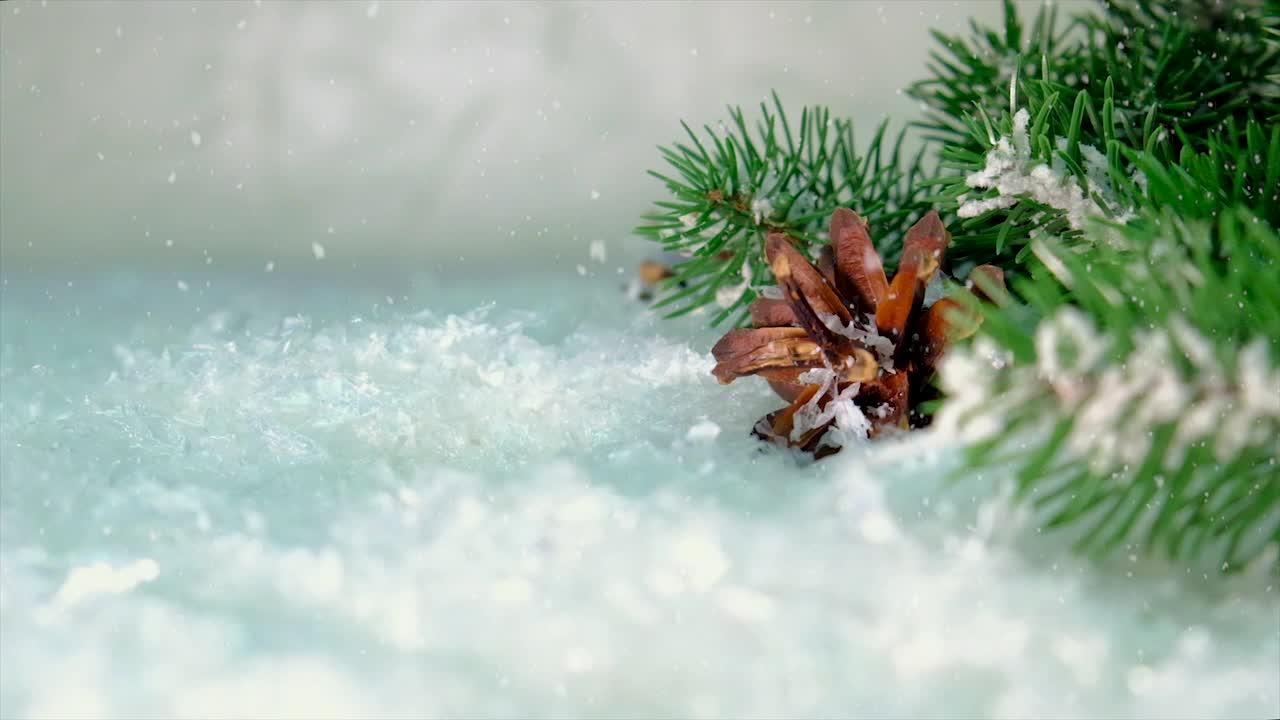 圣诞装饰和飘落的雪花。有选择性的重点。白色视频素材