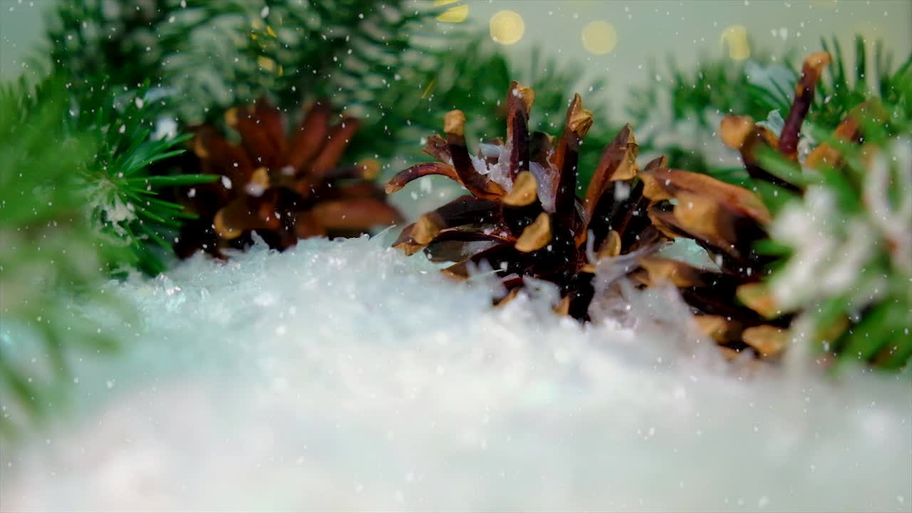 圣诞装饰和飘落的雪花。有选择性的重点。白色视频素材