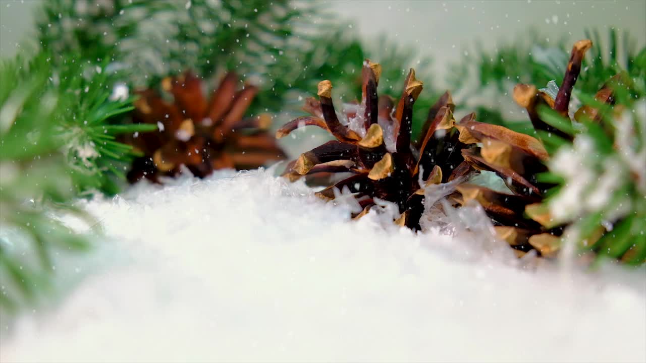 圣诞装饰和飘落的雪花。有选择性的重点。白色视频素材