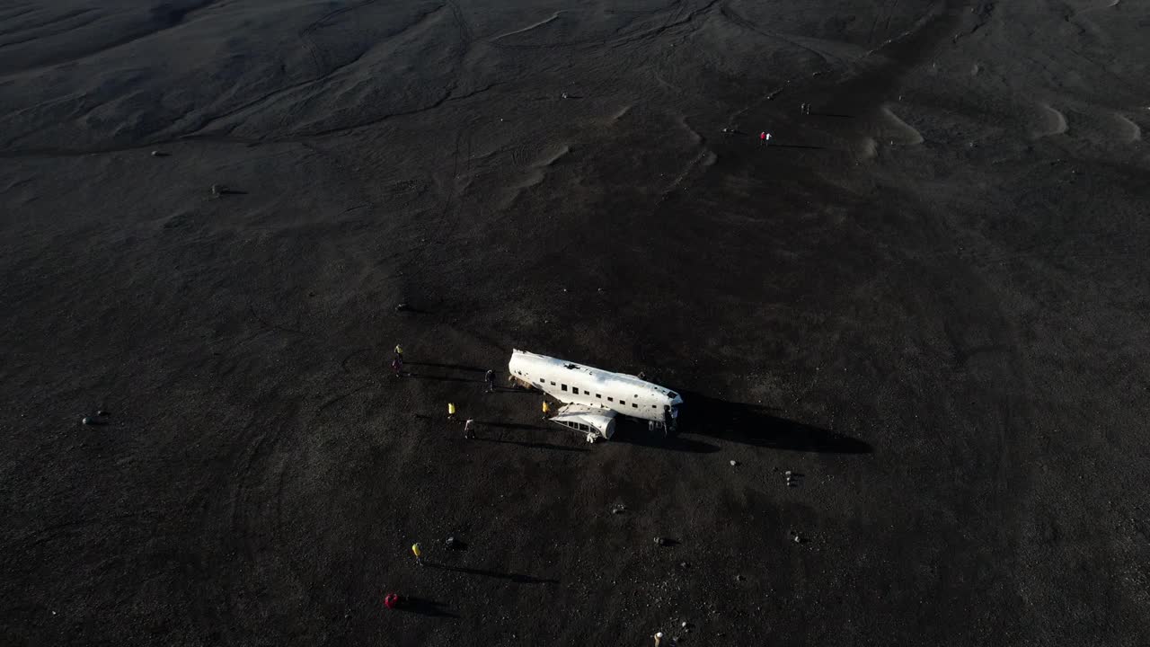 Sólheimasandur飞机在冰岛海岸偏远地区坠毁的鸟瞰图。视频素材