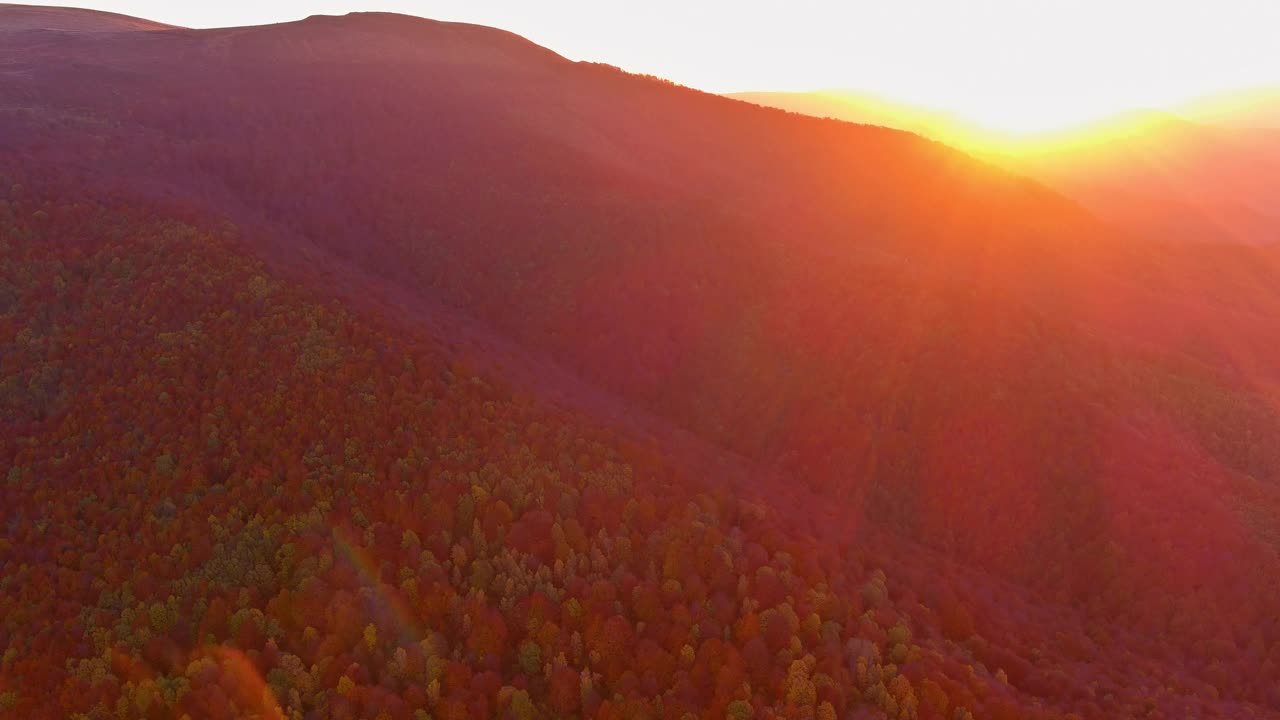 雄伟的夕阳在山景美秋梦幻般的晨曦视频素材