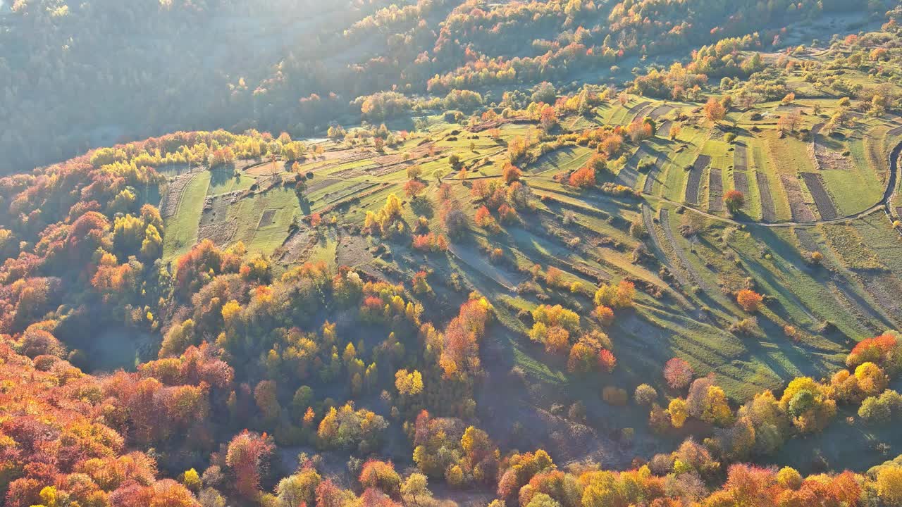 全景俯视图在山坡上、草甸上、山脊上、山峦上、乡村景观视频素材