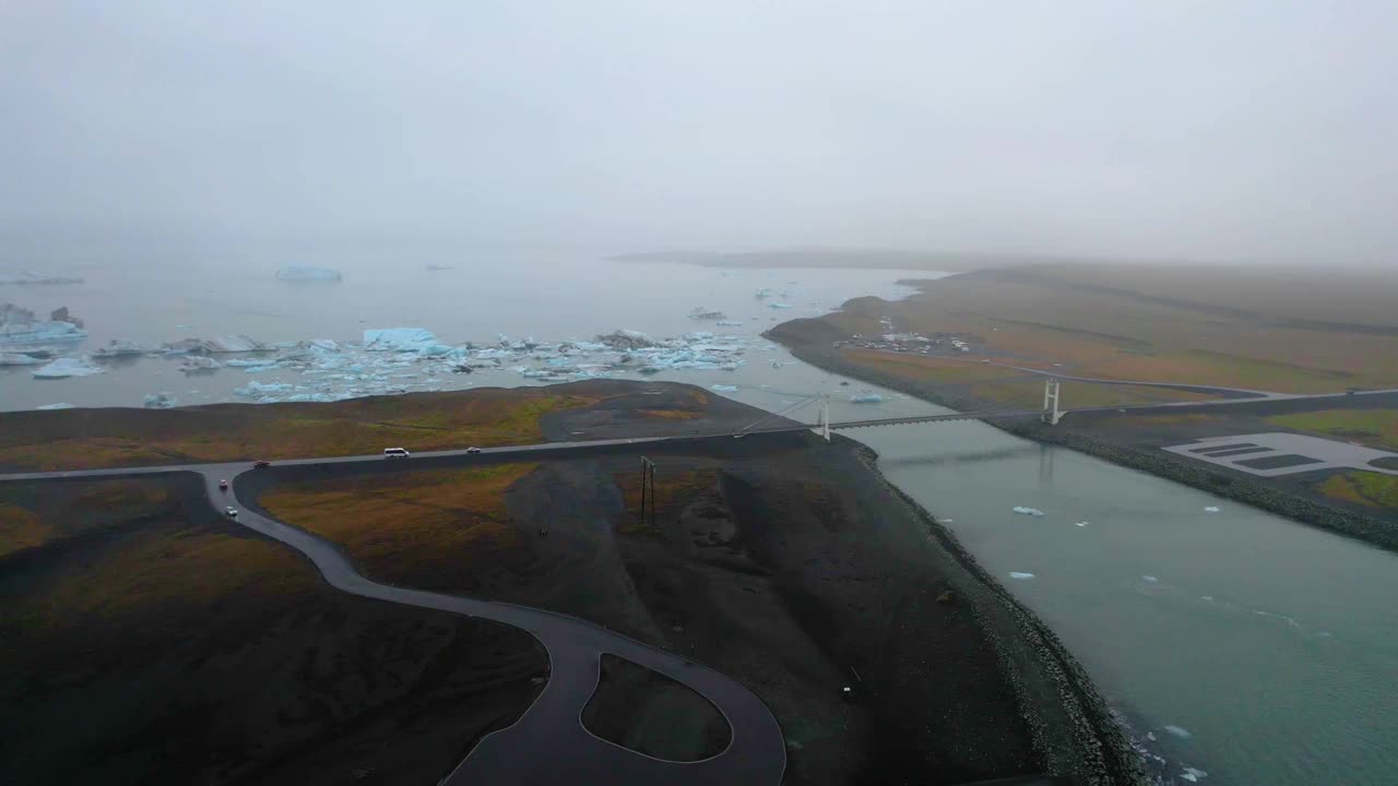 从无人机上可以看到Jökulsárlón冰川泻湖上的冰山。视频素材