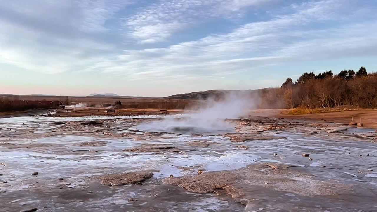 间歇泉温泉爆炸与地热能在冰岛。视频素材