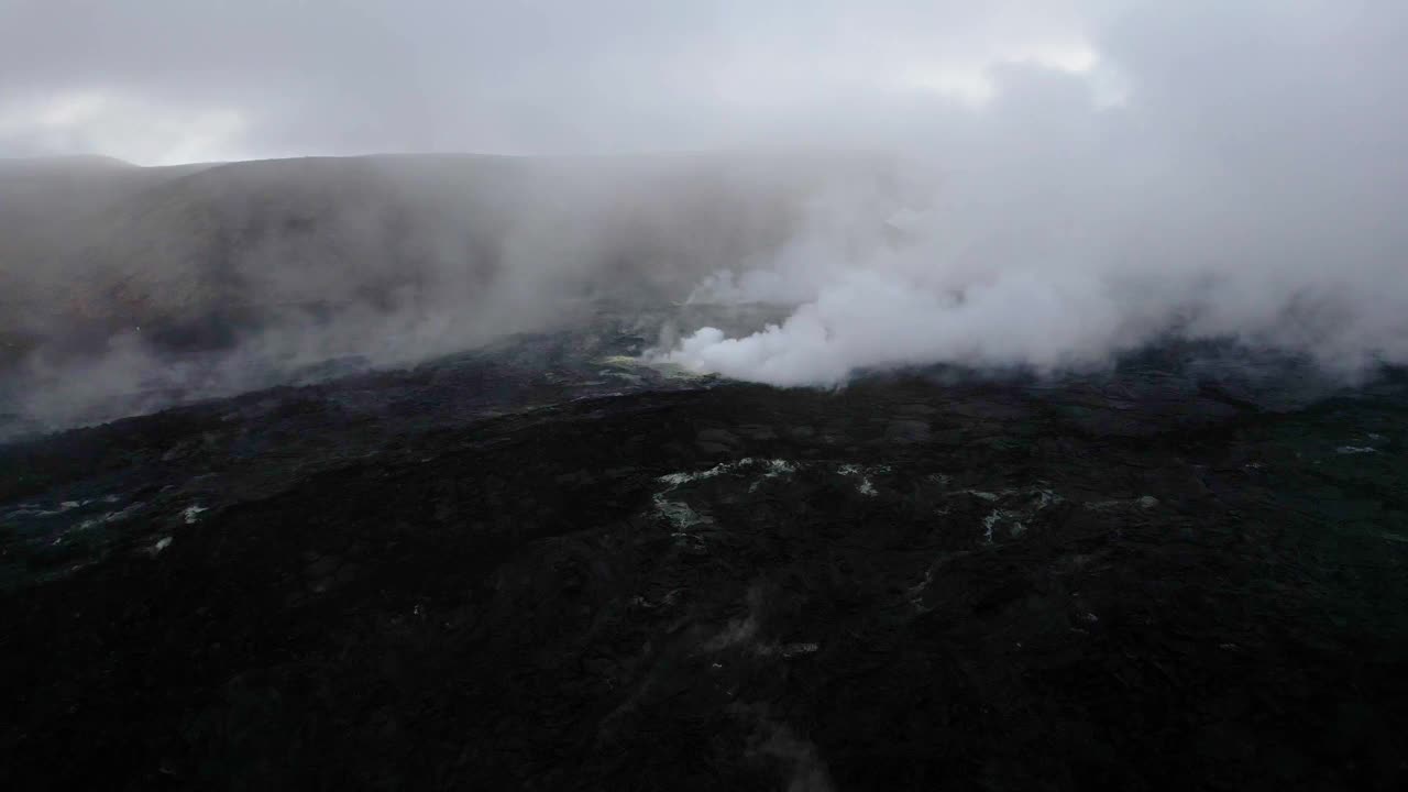 无人机拍摄的冰岛Fagradalsfjall火山喷发的黑色熔岩。视频素材