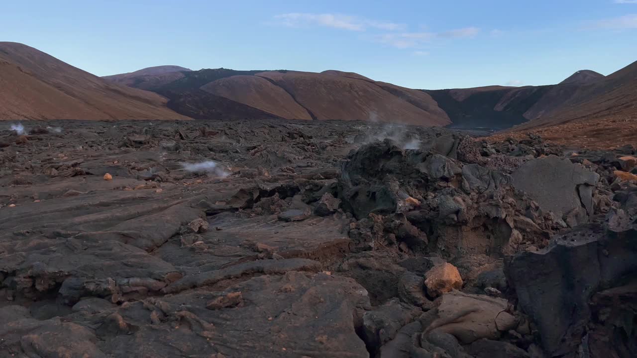 冰岛Fagradalsfjall火山喷发的黑色熔岩。视频素材