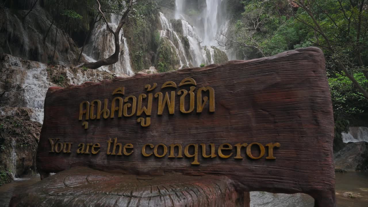 国家公园热带雨林中的四面瀑布(Erawan waterfall)， 7层，水流穿过天然的石头视频素材