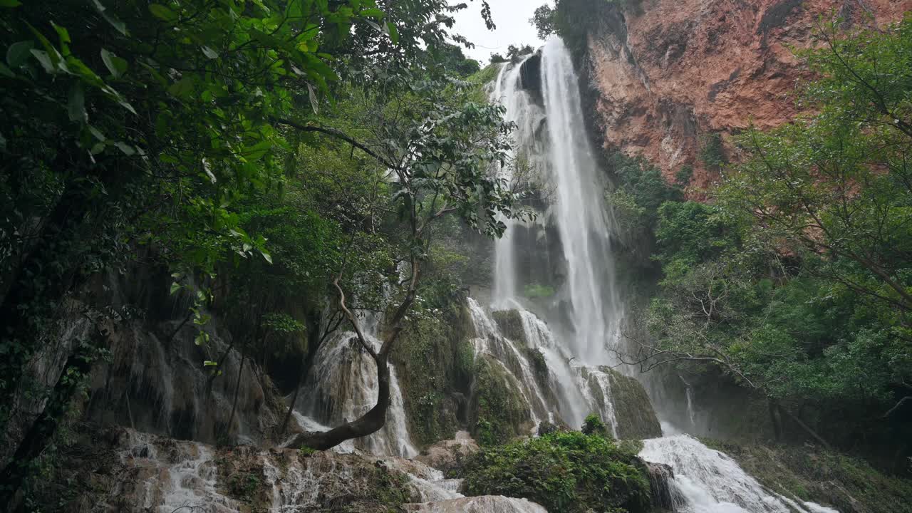 国家公园热带雨林中的四面瀑布(Erawan waterfall)， 7层，水流穿过天然的石头视频素材