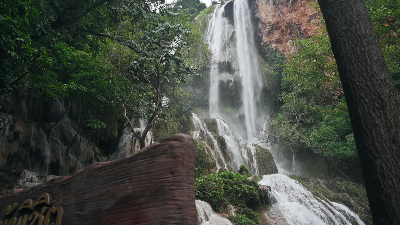 国家公园热带雨林中的四面瀑布(Erawan waterfall)， 7层，水流穿过天然的石头视频素材