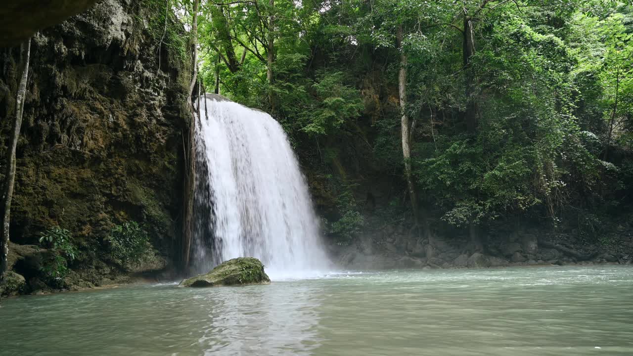 美丽的四面瀑布3楼热带雨林在国家公园视频素材