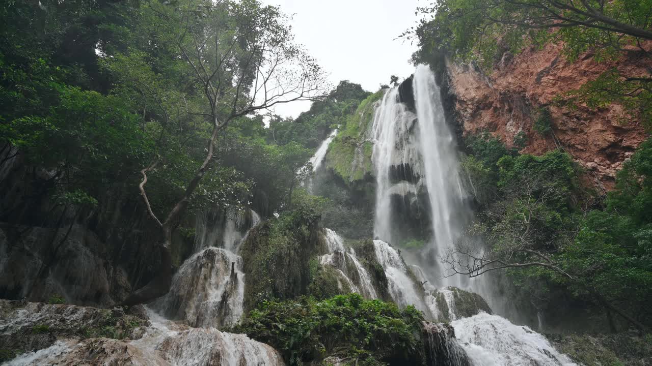 国家公园热带雨林中的四面瀑布(Erawan waterfall)， 7层，水流穿过天然的石头视频素材