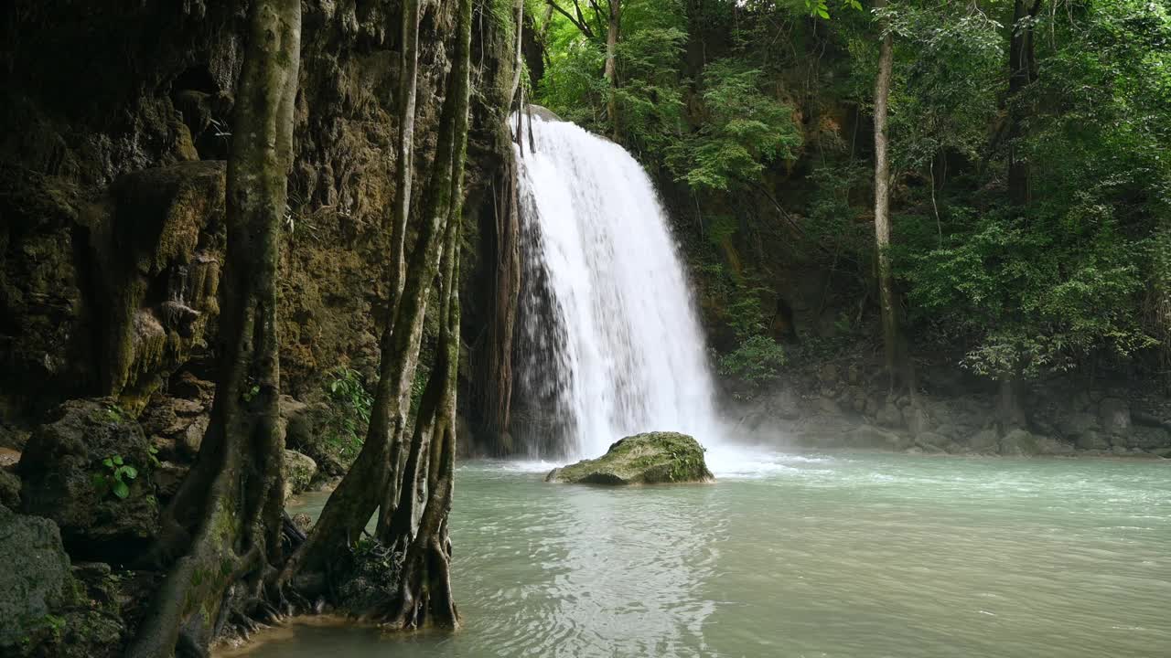 美丽的四面瀑布3楼热带雨林在国家公园视频素材