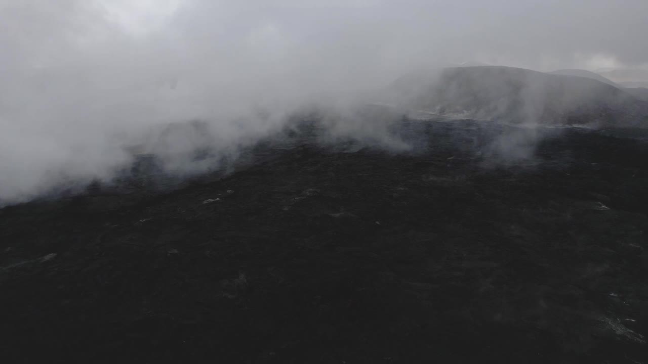 无人机拍摄的冰岛Fagradalsfjall火山喷发的黑色熔岩。视频素材